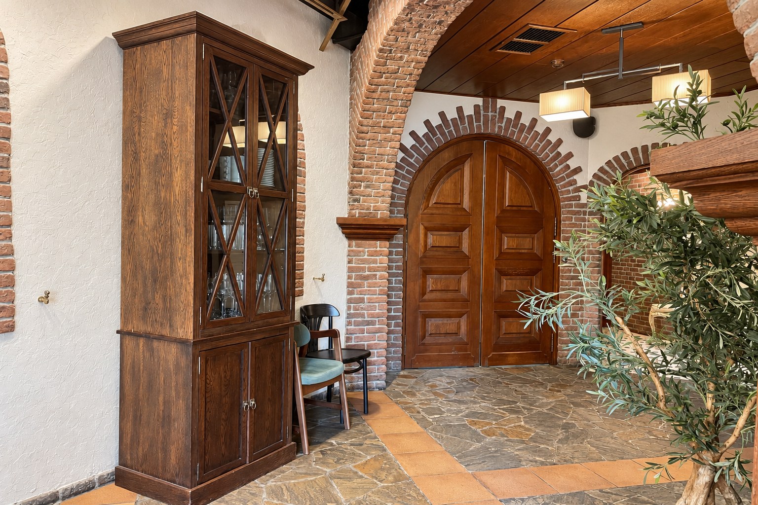 Деревянная дверь и кирпичная арка
